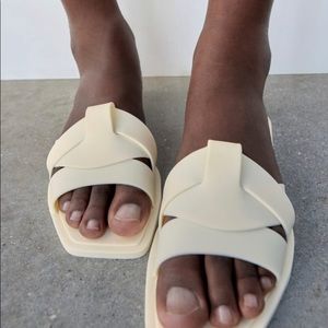 Zara white SLIDE SANDALS WITH CROSSOVER RUBBERIZED STRAPS size 7.5 nwt